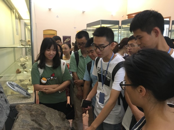 XU Rui was introducing fossils to students from other universities.